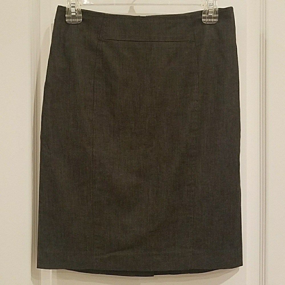 4 for $25 Flattering Loft grey pencil skirt 2P